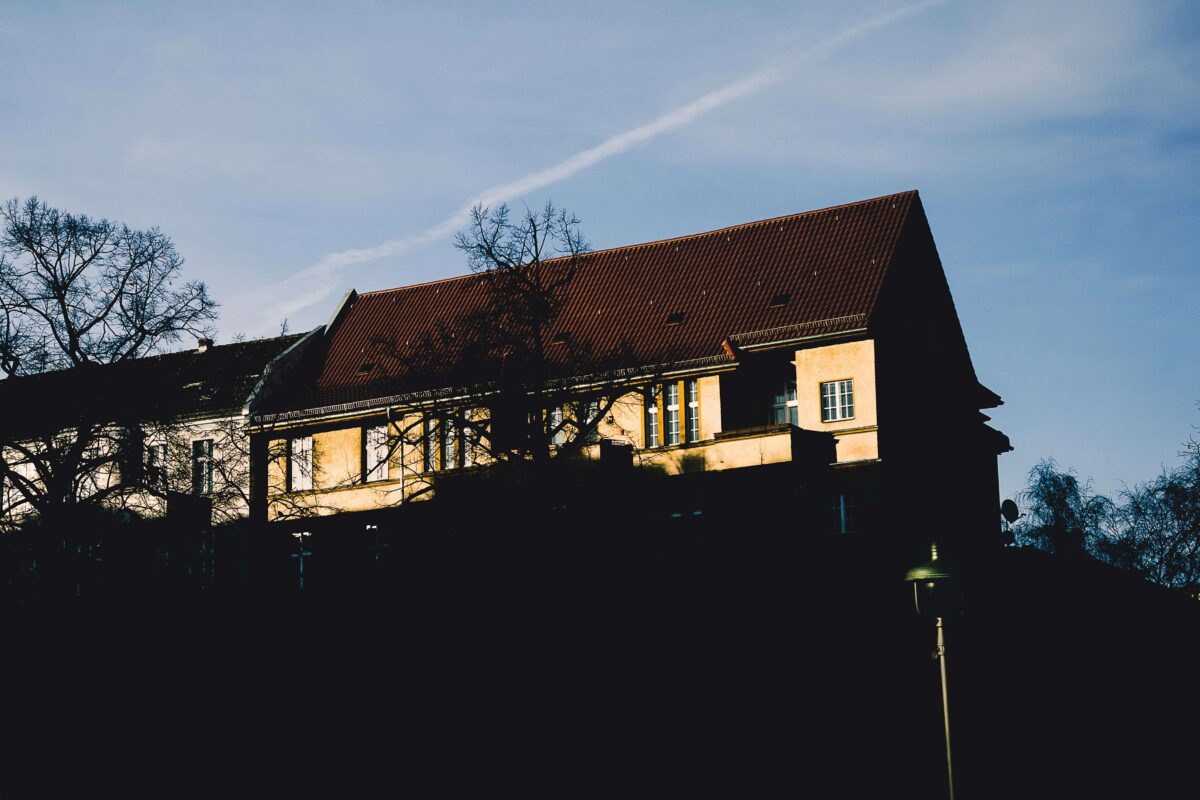 A low key street photograph made on Ricoh GRIIIx for a review 