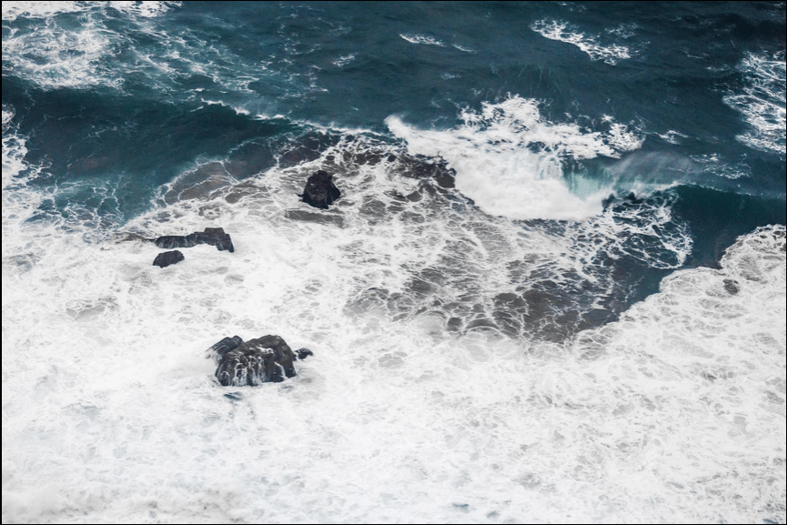 Travel photography by Fedor Vasilev - waves on the shore of an ocean