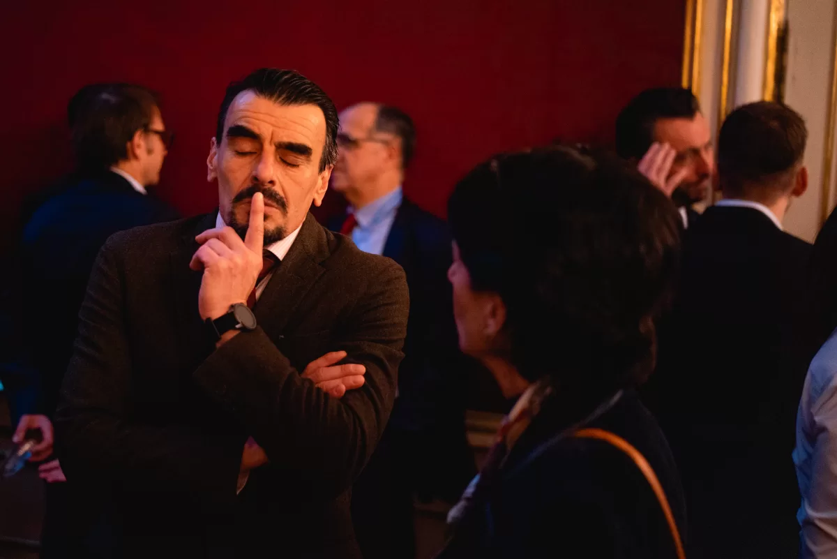 People having a talk during an event by corporate event photographer in Berlin Fedor Vasilev