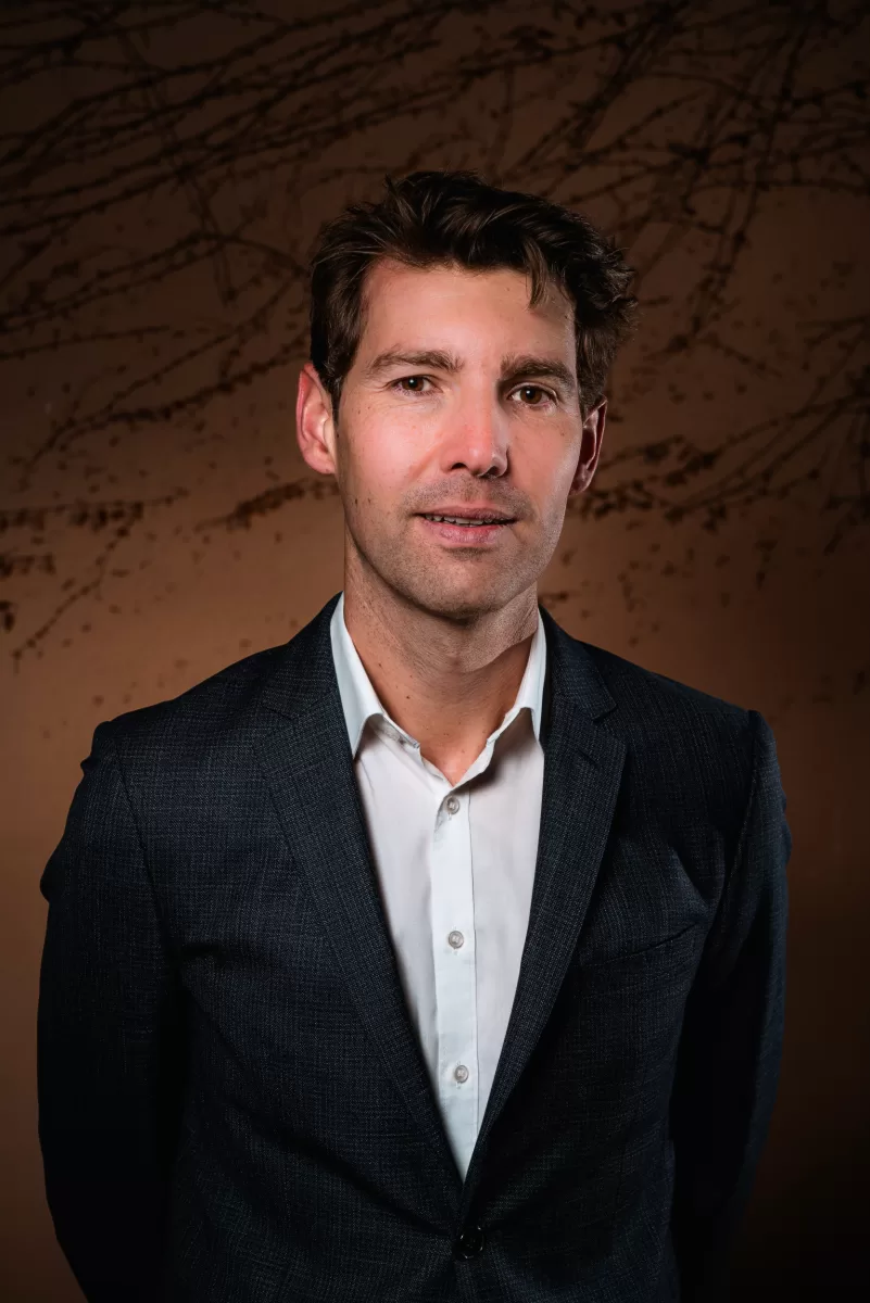 Professional business photography in Vienna: a portrait of a man in front of an orange wall