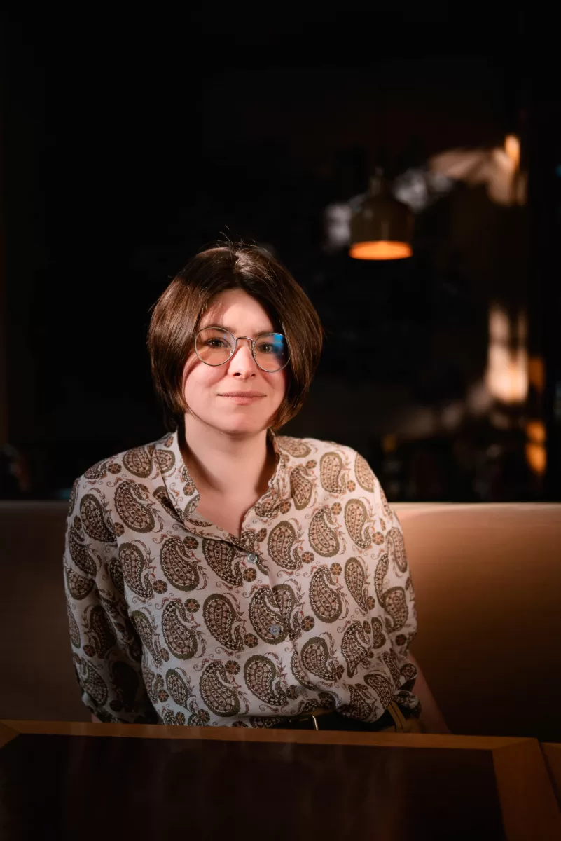 Portrait Photographer in Vienna: a dreamy portrait in a Viennese cafe