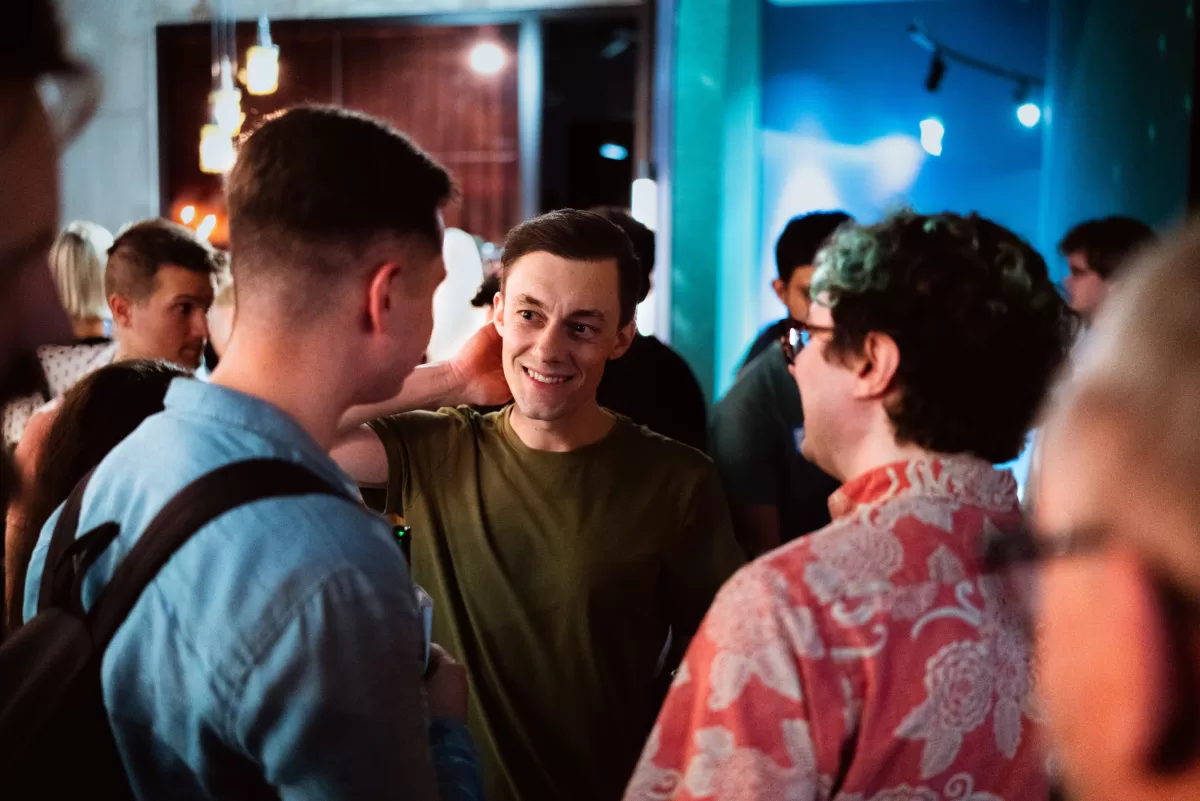People taking to each other on an event reception in Vienna The Social Hub by Photographer Fedor Vasilev
