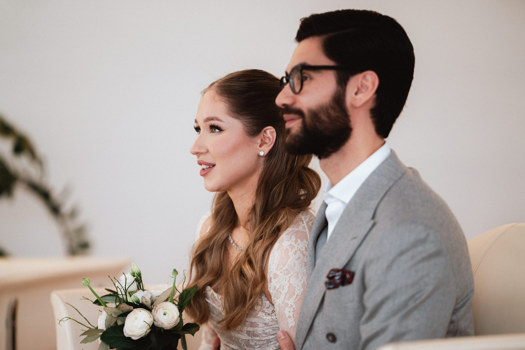 groom and bride sitting on their cereminy in the registry office in Klagenfurt