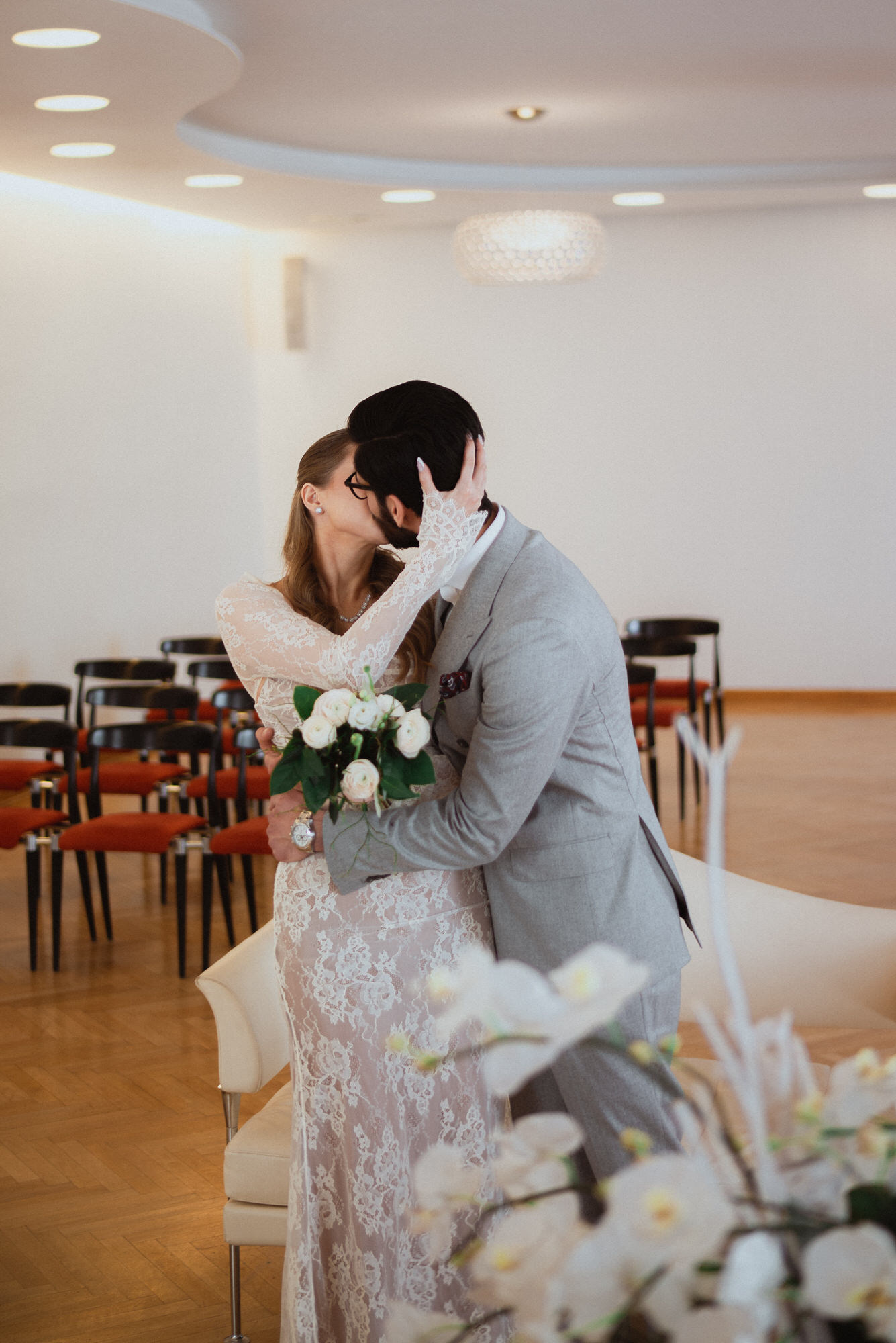 wedding photoshoot in austria: the couple kissing on their ceremony