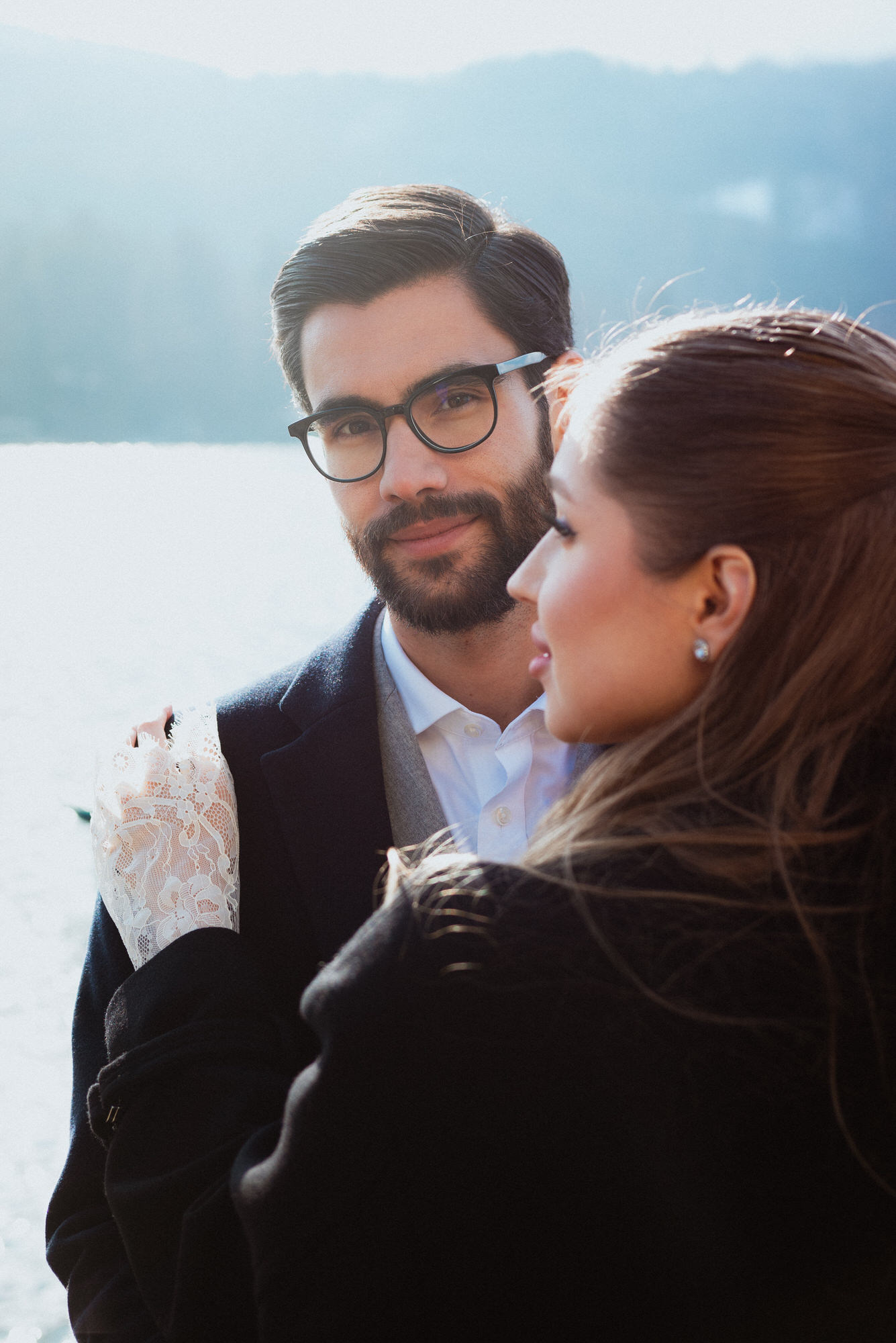 groom and bride in a breatiful location in front of Wörthersee photo by Comet photography